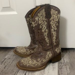 Beautiful girl’s brown with beige trim western boots.